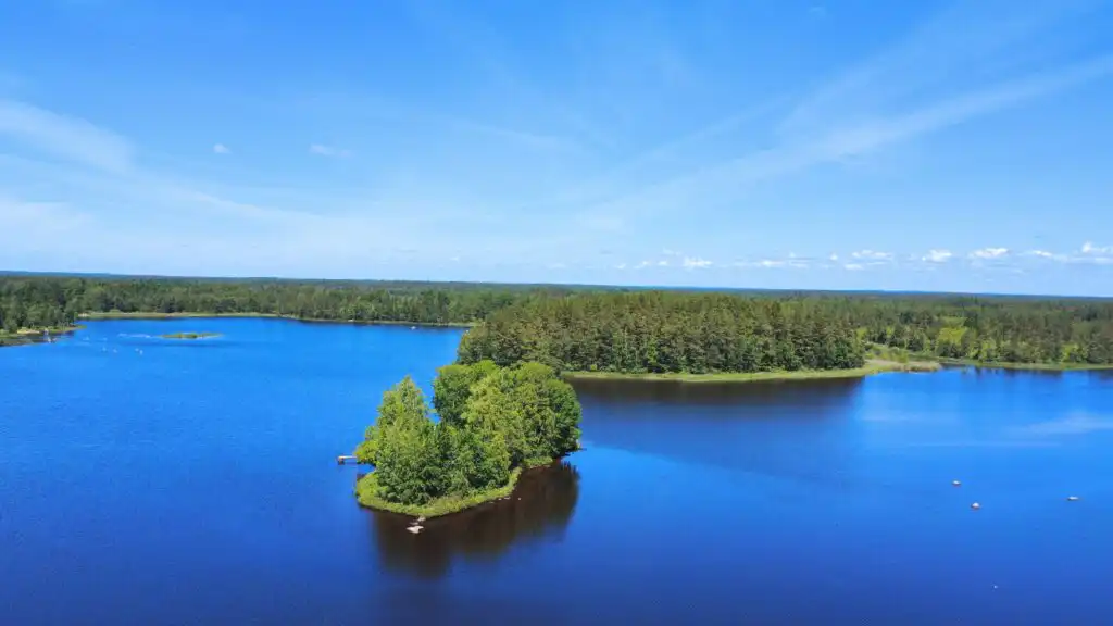 Panoramablick auf den See bei Villa Saleboda