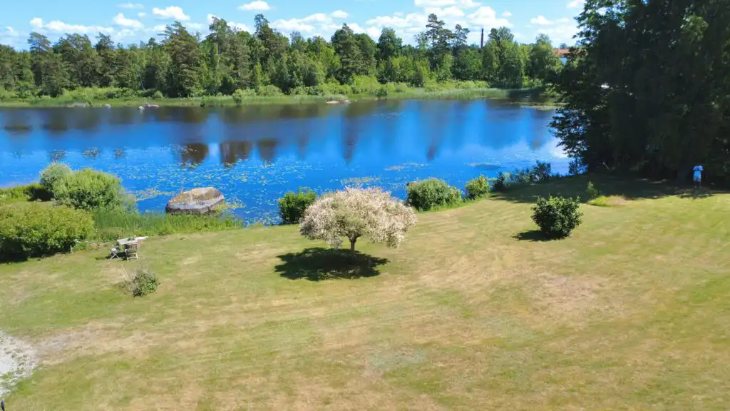 Großes Naturgrundstück von Villa Saleboda am Wasser