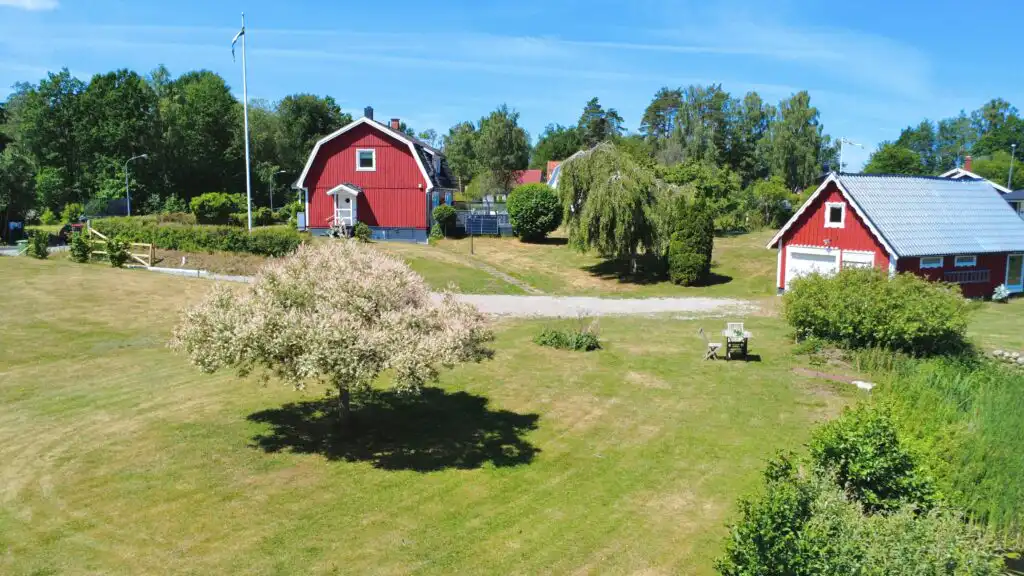 Stuga und Haupthaus auf dem Grundstück von Villa Saleboda