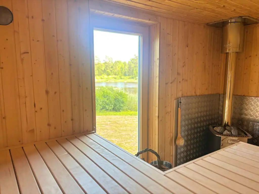 Innenbereich der Sauna mit Blick auf die Natur