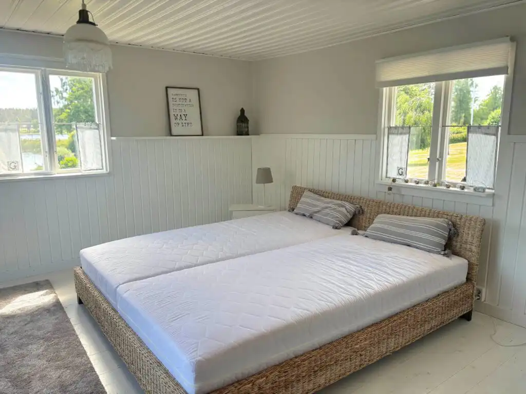 Schlafzimmer mit Doppelbett in Villa Saleboda