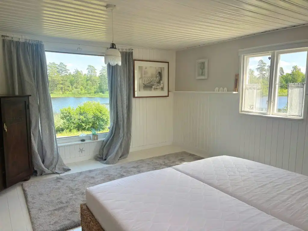 Helles Schlafzimmer mit Seeblick in Villa Saleboda