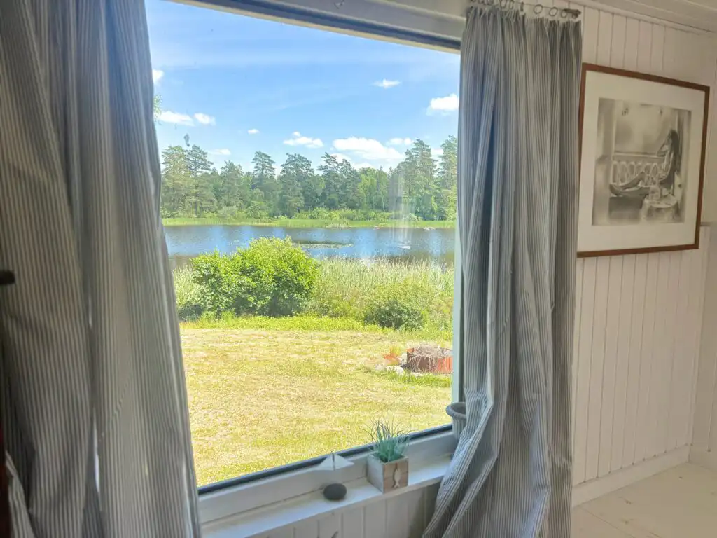 Ausblick auf den See aus dem Schlafzimmer der Villa Saleboda