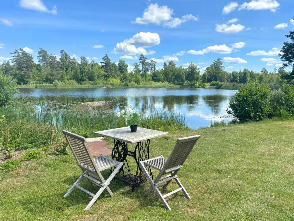 Sitzplatz mit Seeblick im Garten von Villa Saleboda
