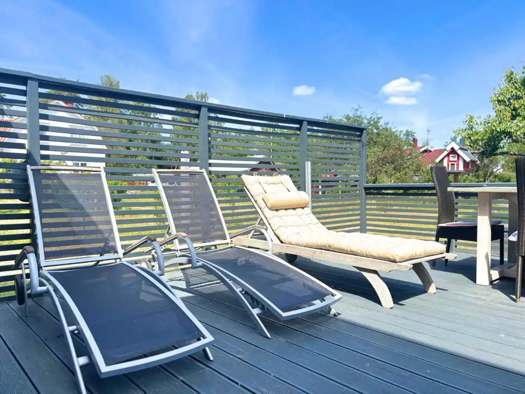 Terrasse mit Liegestühlen und Seeblick