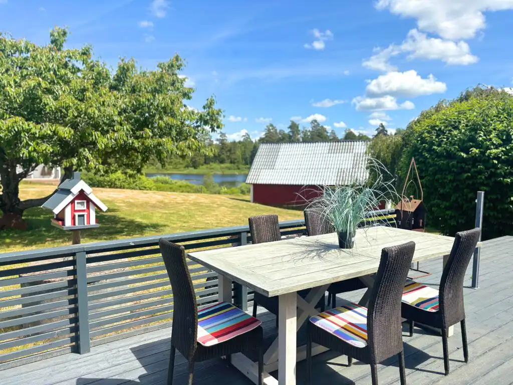 Essbereich auf der Terrasse direkt am Wasser