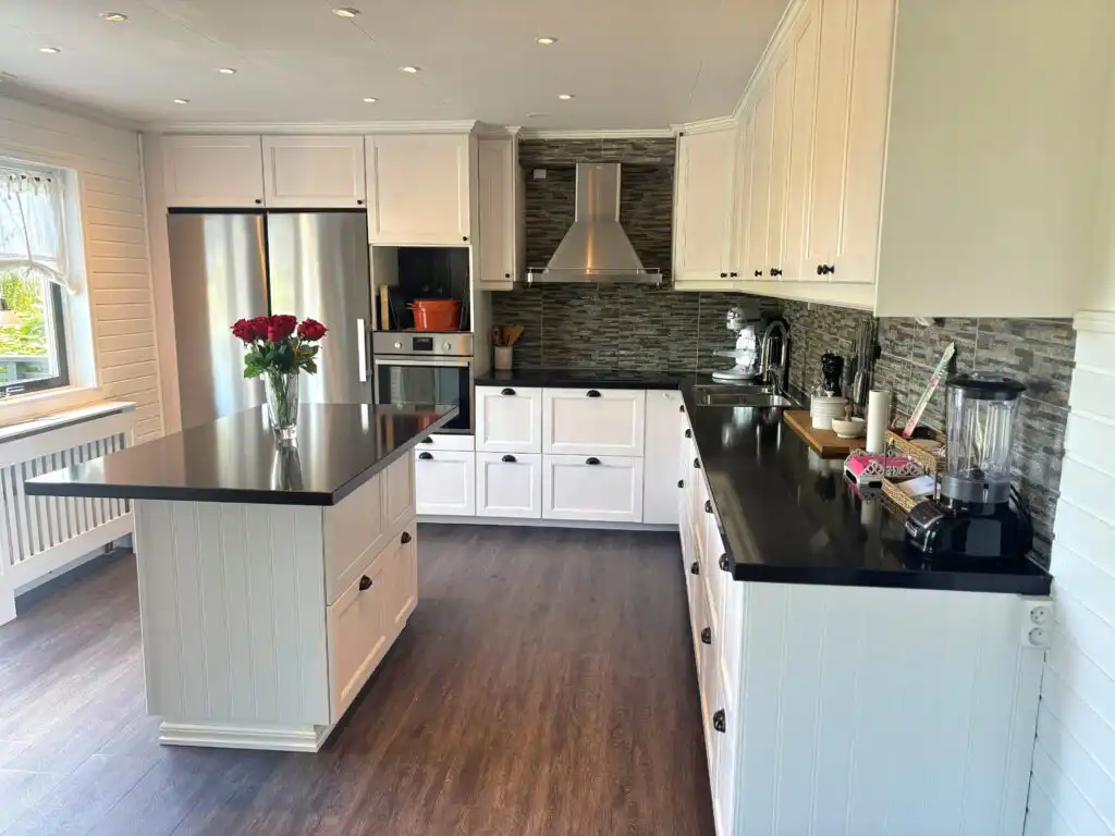 Moderne Küche im Ferienhaus Villa Saleboda