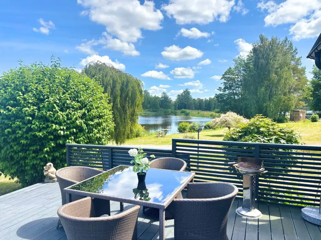Terrasse mit Seeblick an der Villa Saleboda in Blekinge