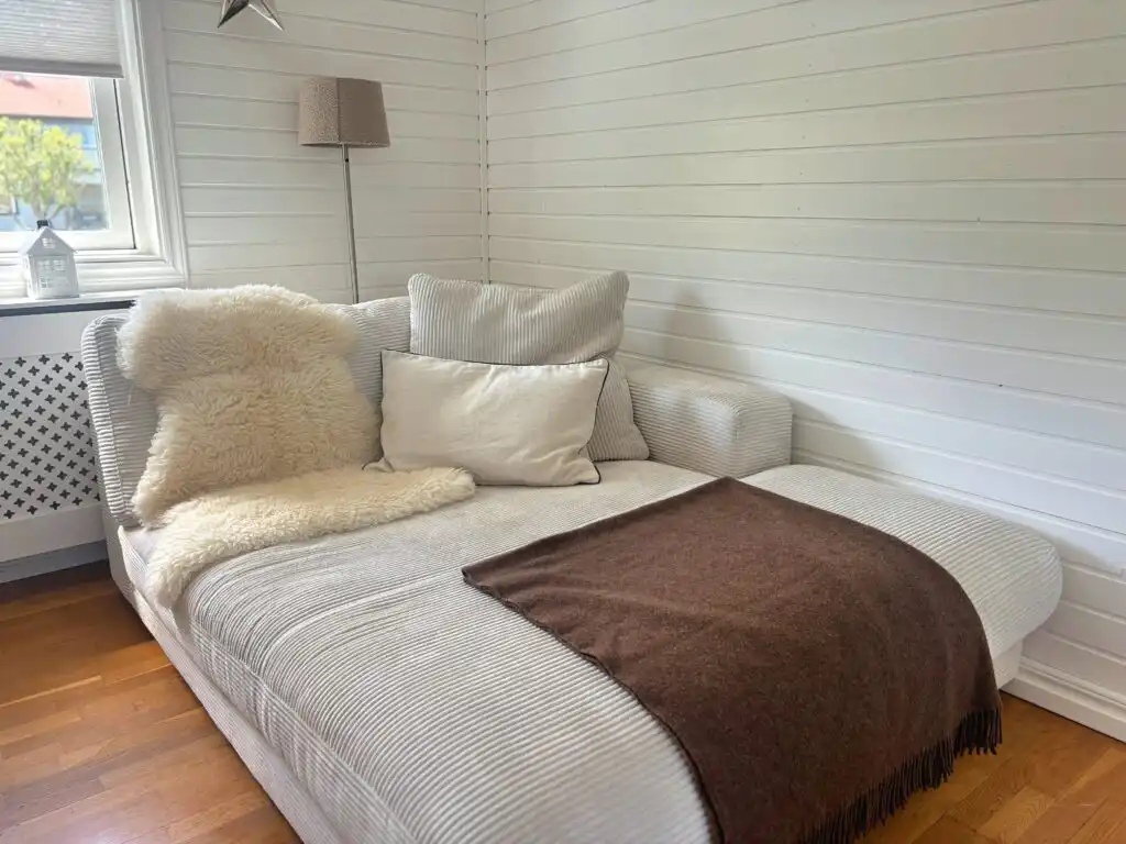 Heller Wohnbereich mit Sitzlandschaft im Ferienhaus Villa Saleboda
