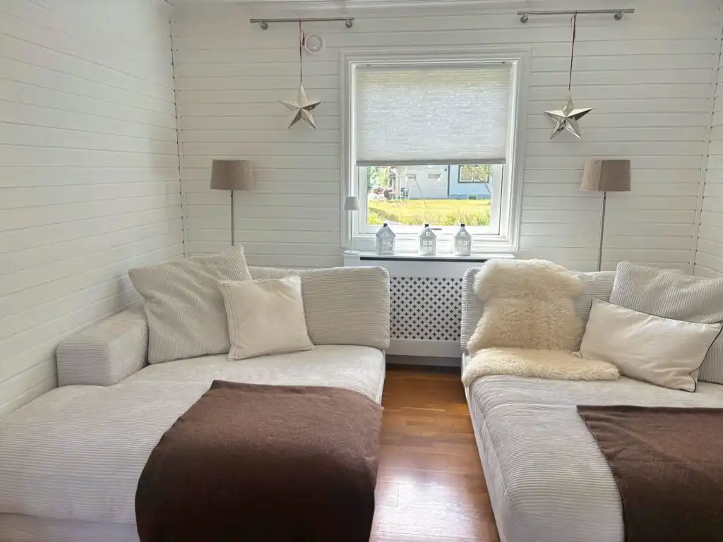 Wohnzimmer mit großen Fenstern und viel Tageslicht in Villa Saleboda