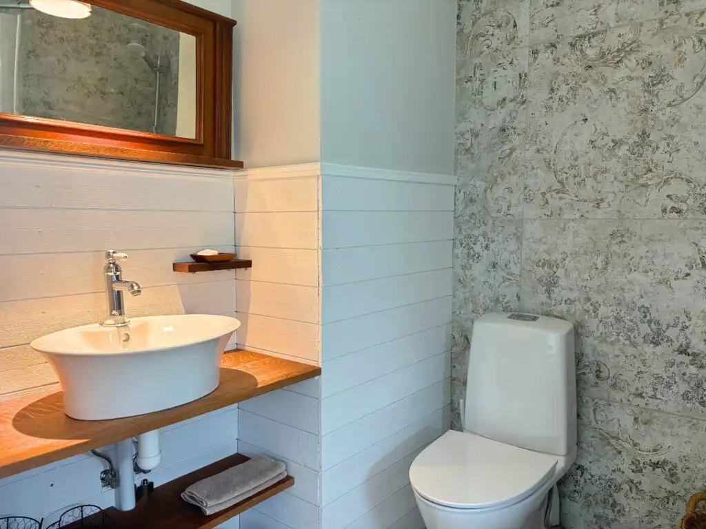 Modernes Badezimmer mit WC in Villa Saleboda