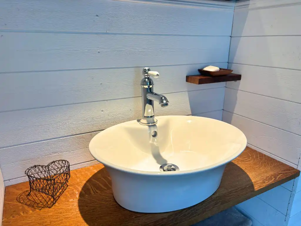 Waschbecken im Badezimmer der Villa Saleboda
