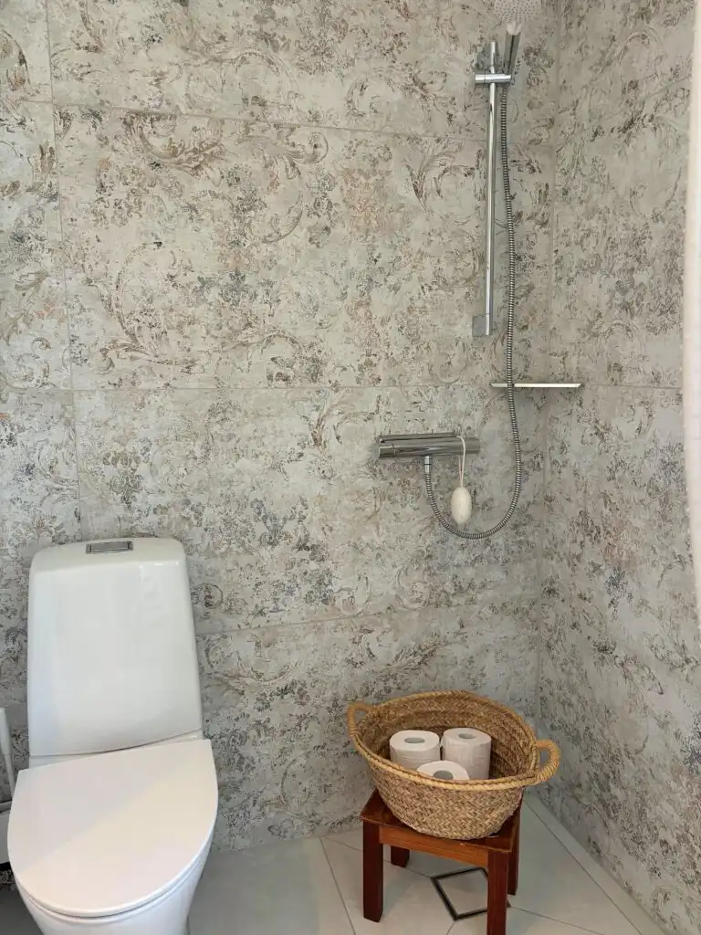Badezimmer mit Natursteinoptik im Ferienhaus Villa Saleboda
