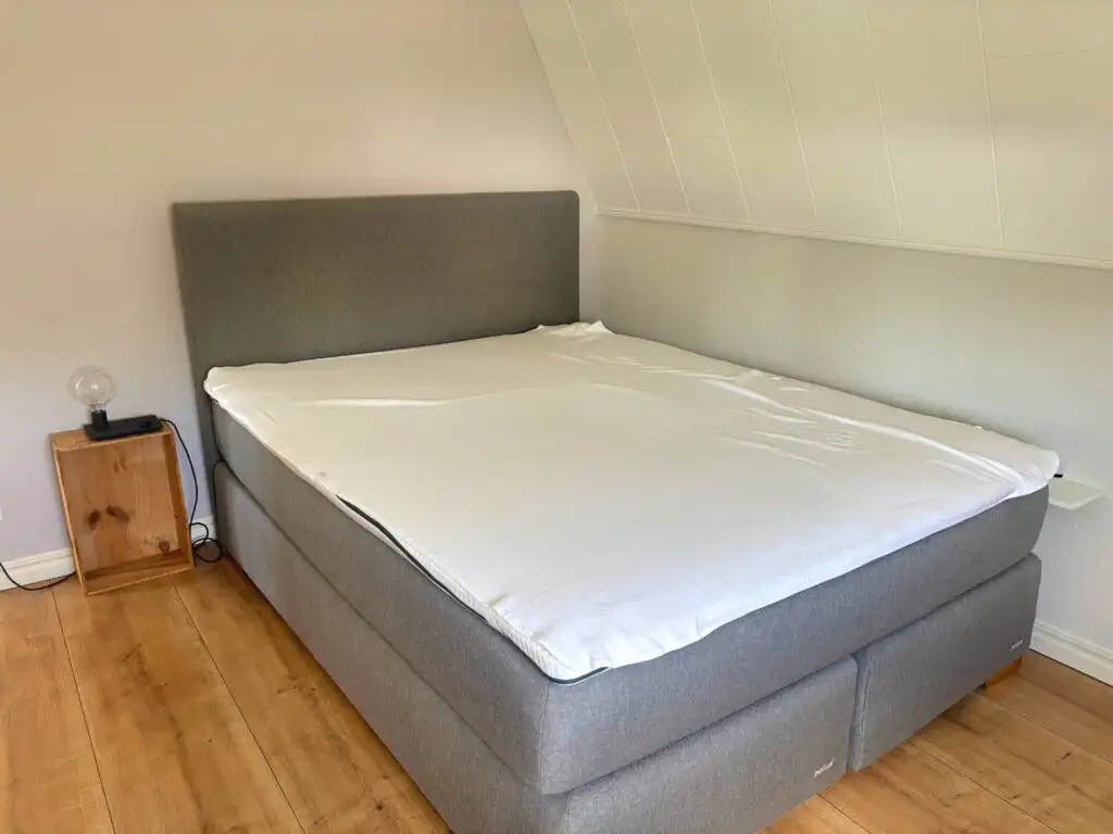 Schlafzimmer mit Doppelbett in Villa Saleboda
