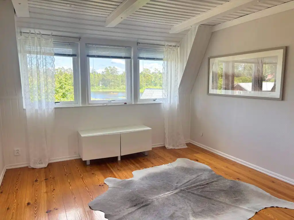 Helles Schlafzimmer mit Seeblick
