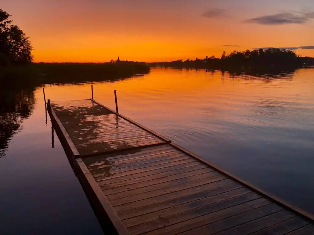 Sonnenuntergang am See nahe Ferienhaus Sommerlycka