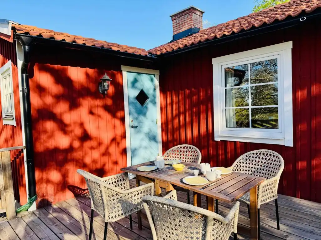 Terrasse am Ferienhaus Sommerlycka mit Sitzbereich