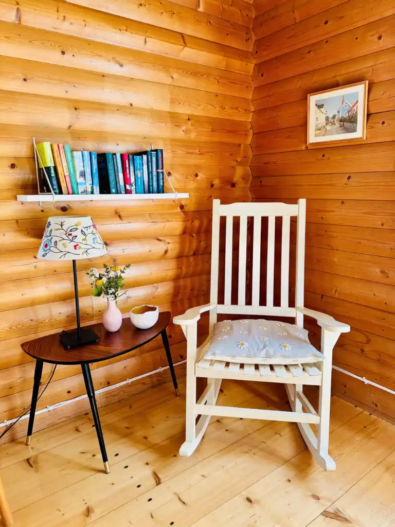 Leseecke mit Schaukelstuhl im Schwedenhaus Sommerlycka
