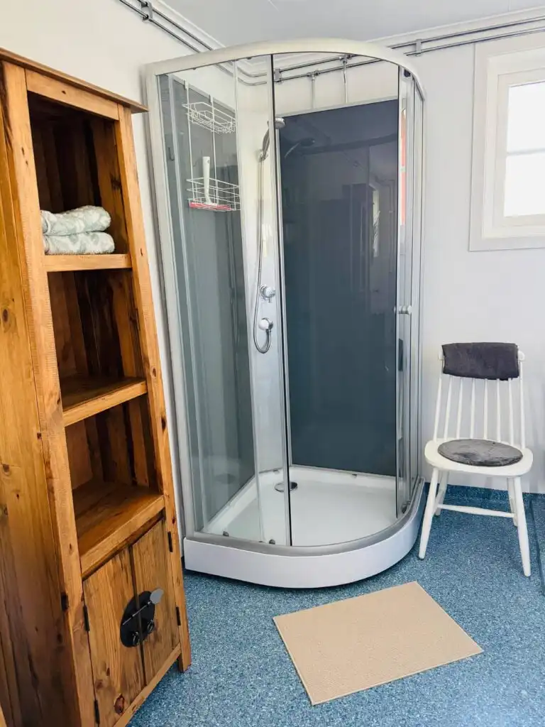 Badezimmer mit Dusche