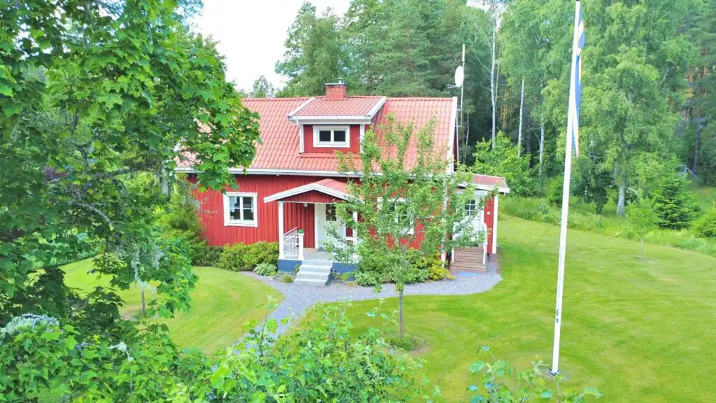 Außenansicht des Ferienhauses Brotorpet mit großem Garten