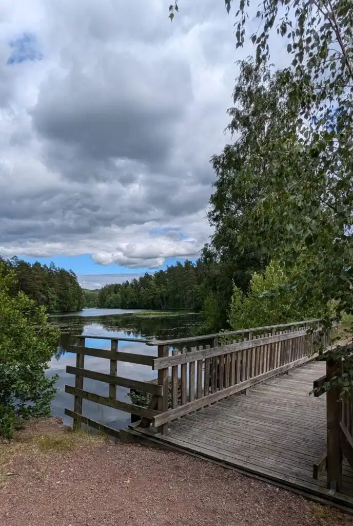 Holzsteg am See bei Silverdalen – Naturerlebnis nahe Villa Langstrumpf und Astrid Lindgrens Värld in Småland