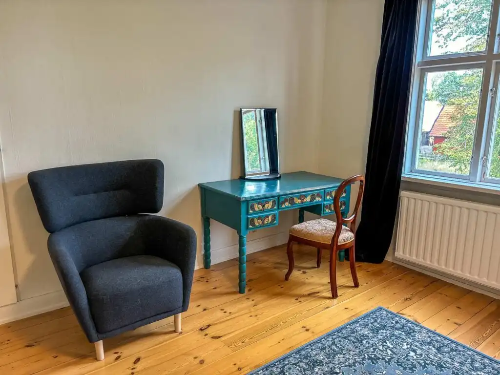 Schlafzimmer mit Sitzbereich im Seegut Hovmantorp in Hovmantorp