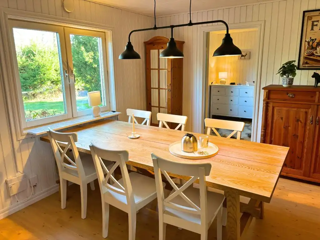 Großer Esstisch für gemeinsame Mahlzeiten – Ferienhaus Villa Lotte in Alsterbro am See