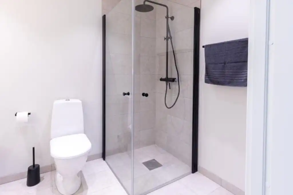 Modernes Badezimmer mit bodengleicher Dusche – Neubau-Ferienhaus Villa Vita in Timmernabben an der Ostsee