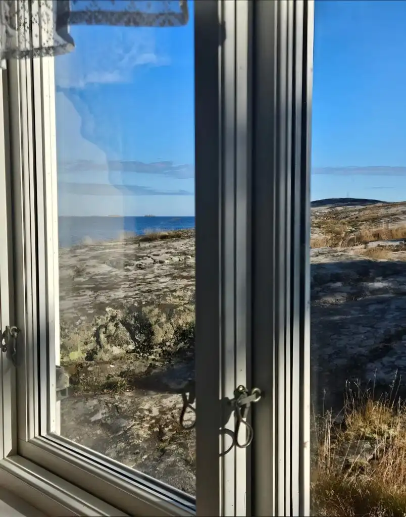 Aussicht aus dem Ferienhaus Hus Kråkelund auf die schwedische Schärenlandschaft