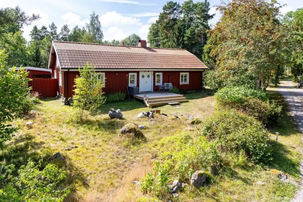 Hauptansicht vom Hus Skärgården in Figeholm, Småland in Alleinlage im Schärengarten