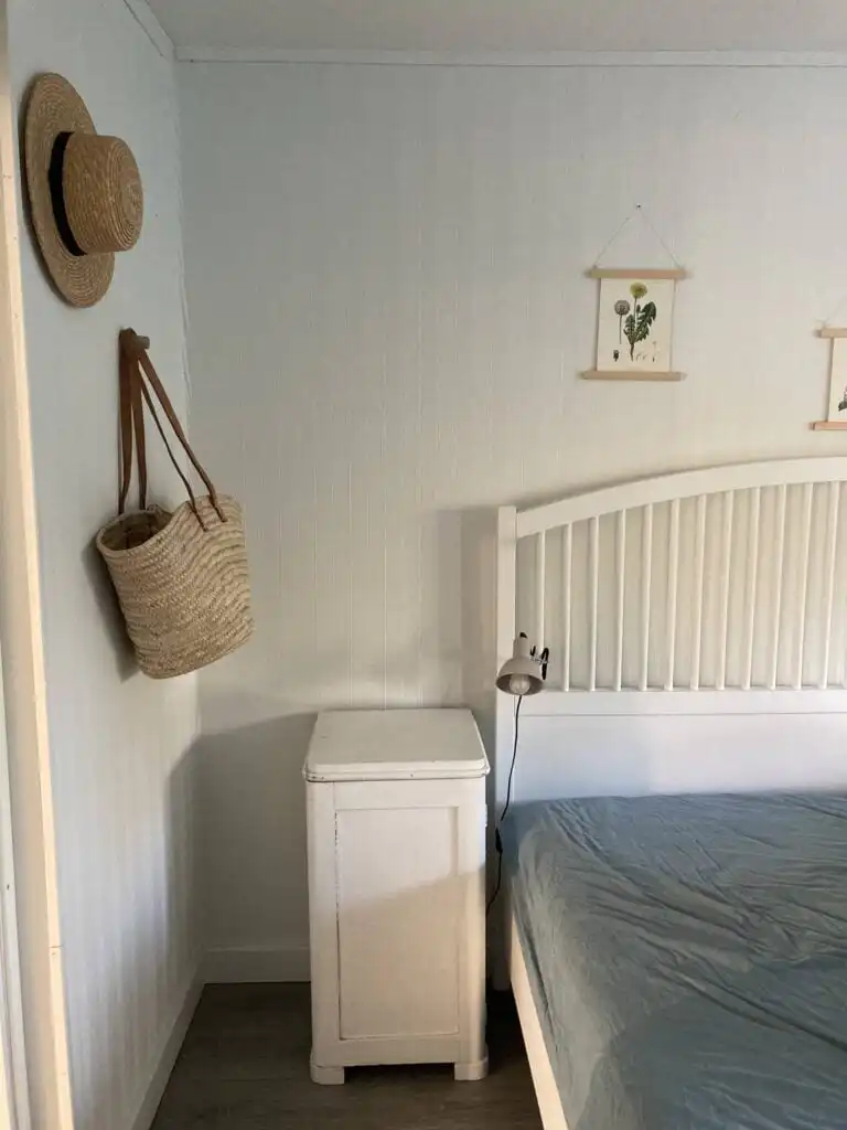 Schlafzimmerdetail im Ferienhaus Hus Anna in Berga – liebevoll eingerichtetes Ferienhaus in Småland