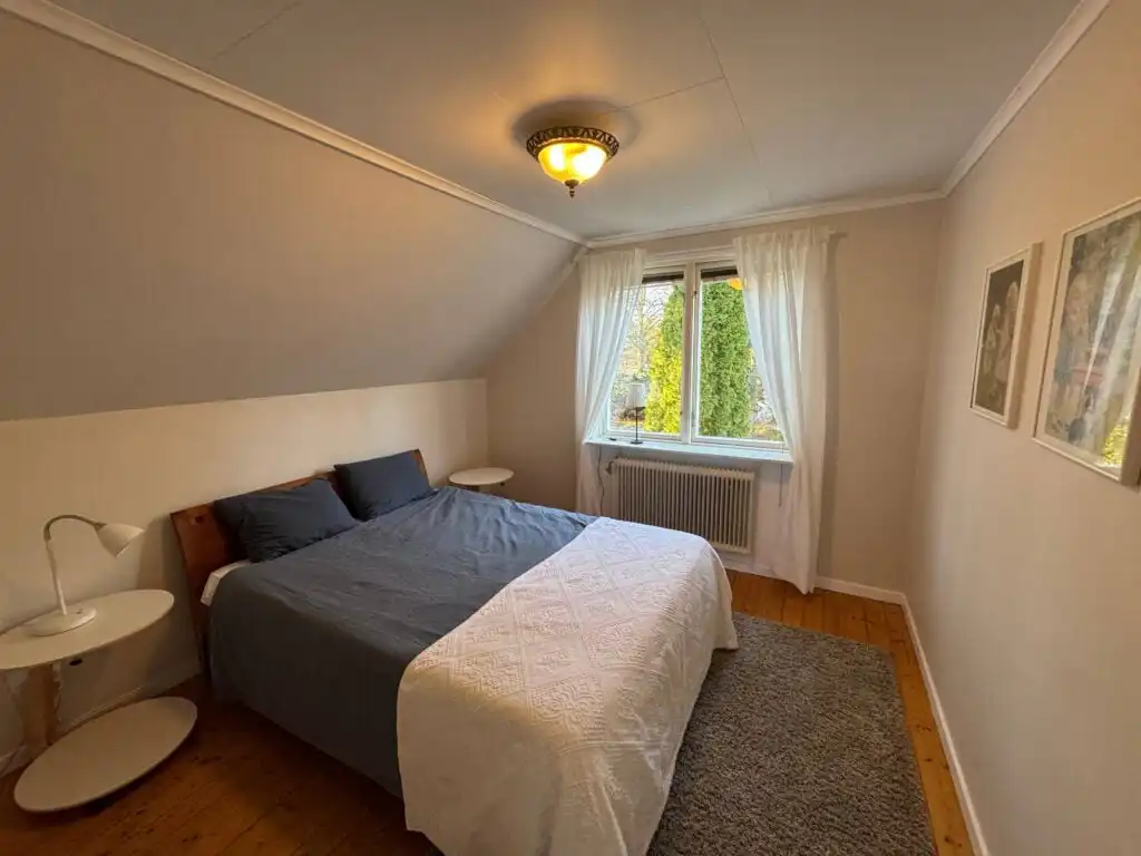Schlafzimmer im Ferienhaus Hus Hörnsö – helles Zimmer mit Einzelbett