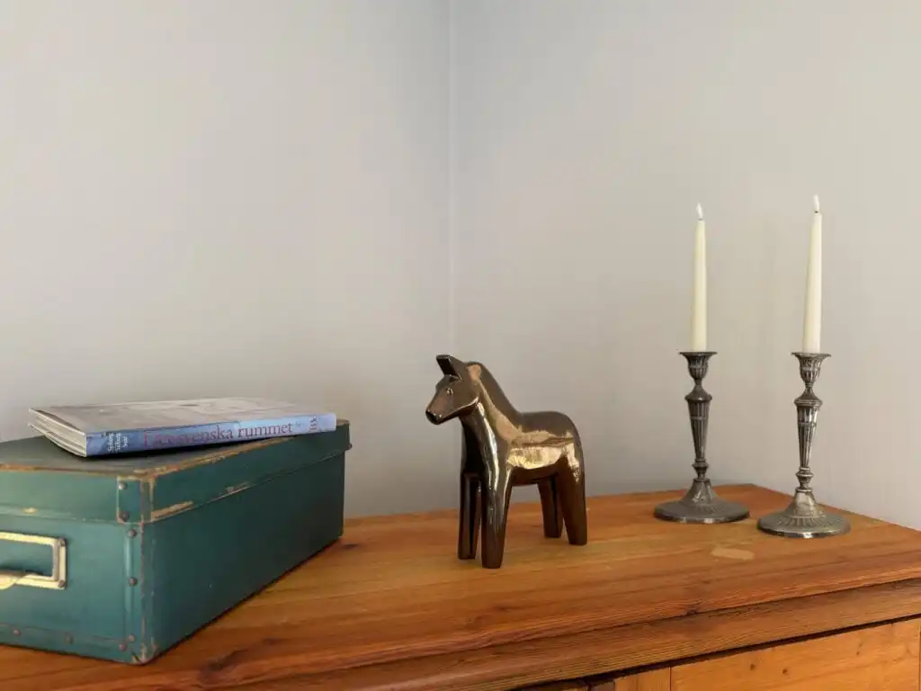 Dekoratives Detail im Ferienhaus Hus Hörnsö – liebevolle Einrichtung im skandinavischen Stil