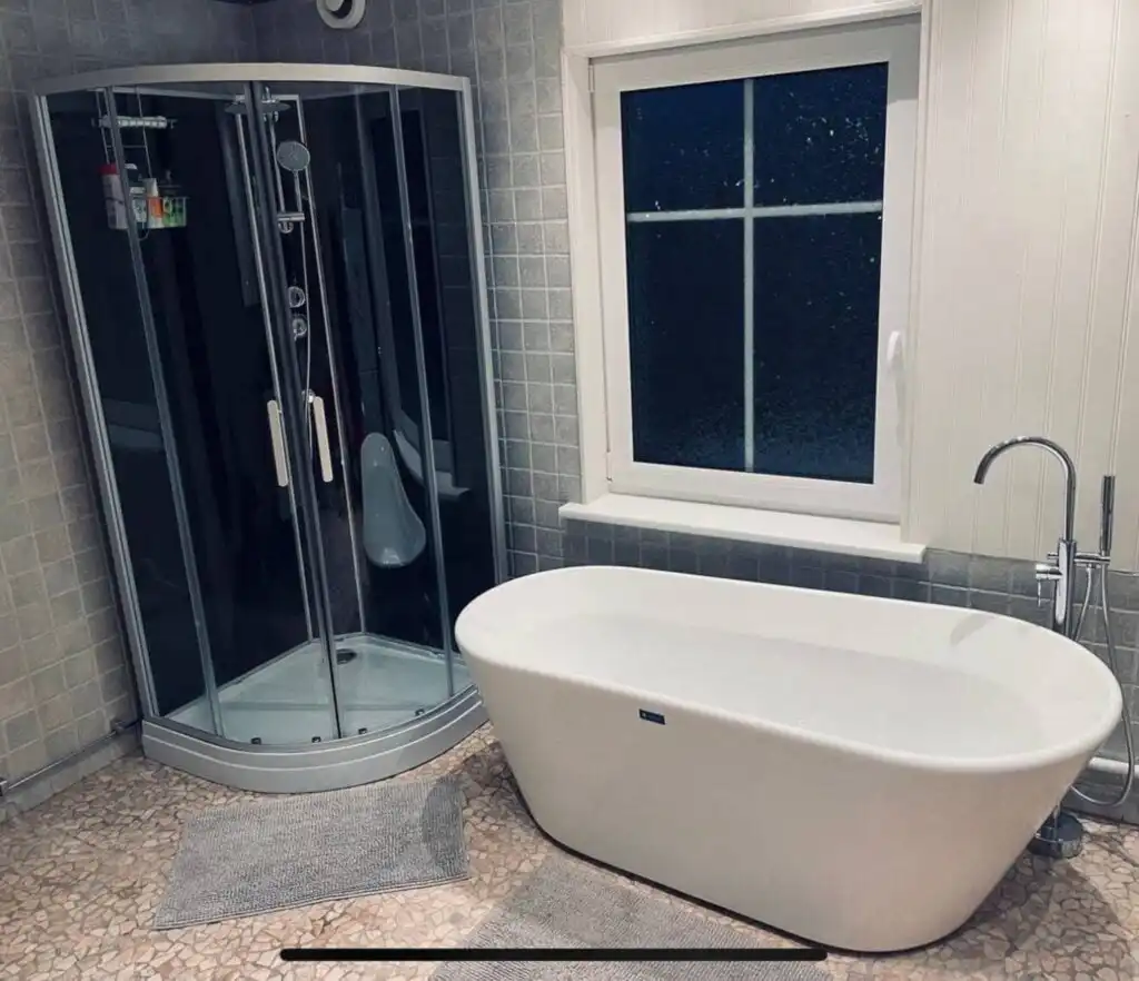 Badezimmer mit Badewanne im Ferienhaus