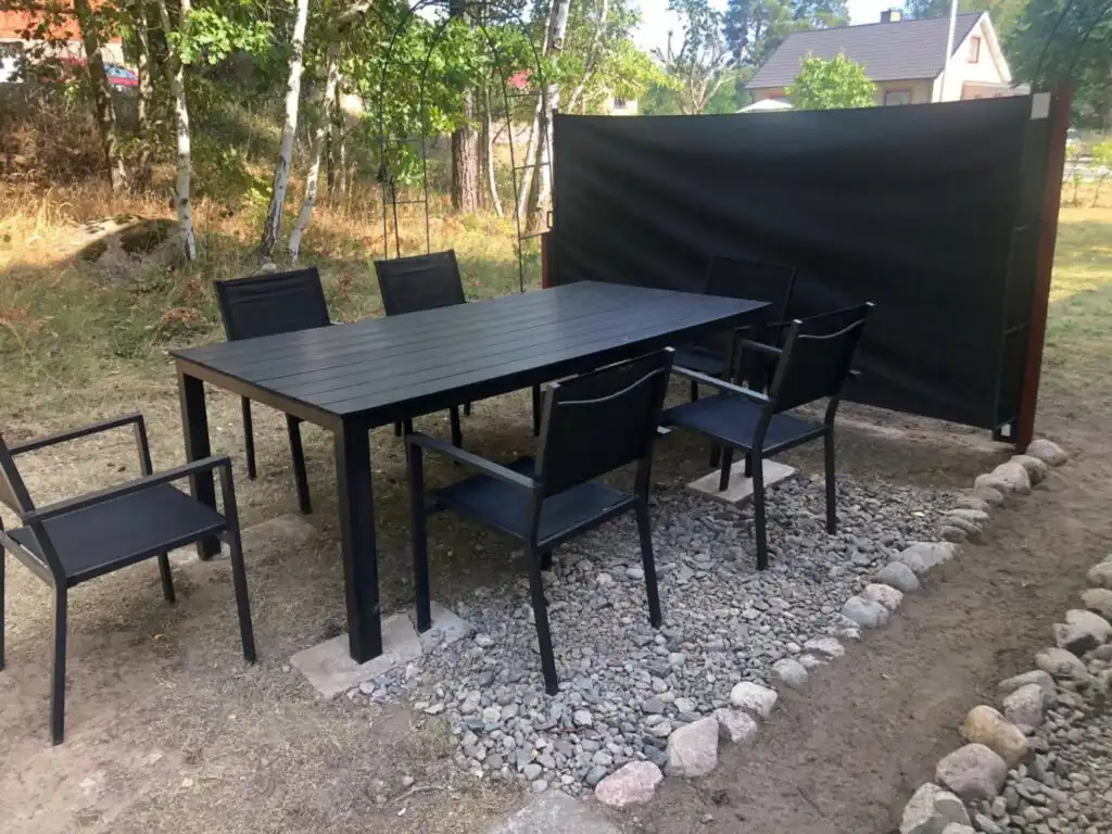 Terrasse im Garten des Ferienhauses beim Michel in Järnforsen – Ferienhaus in Småland