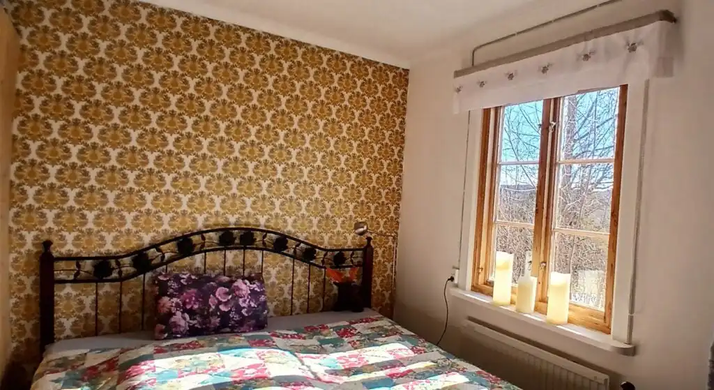 Schlafzimmer im Ferienhaus Hus Hammarstrand – traditionelles Schlafzimmer im renovierten Schwedenhaus in Jämtland