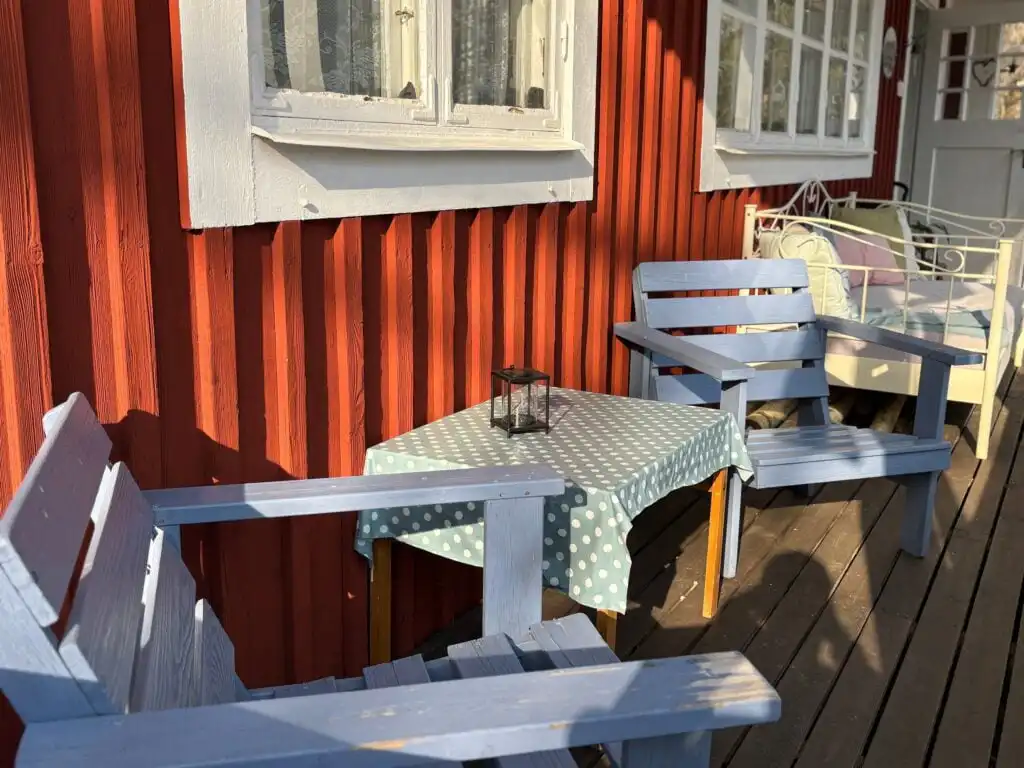 Gartenmöbel vor dem historischen Bahnhofsgebäude der Ferienwohnung Stationskontor