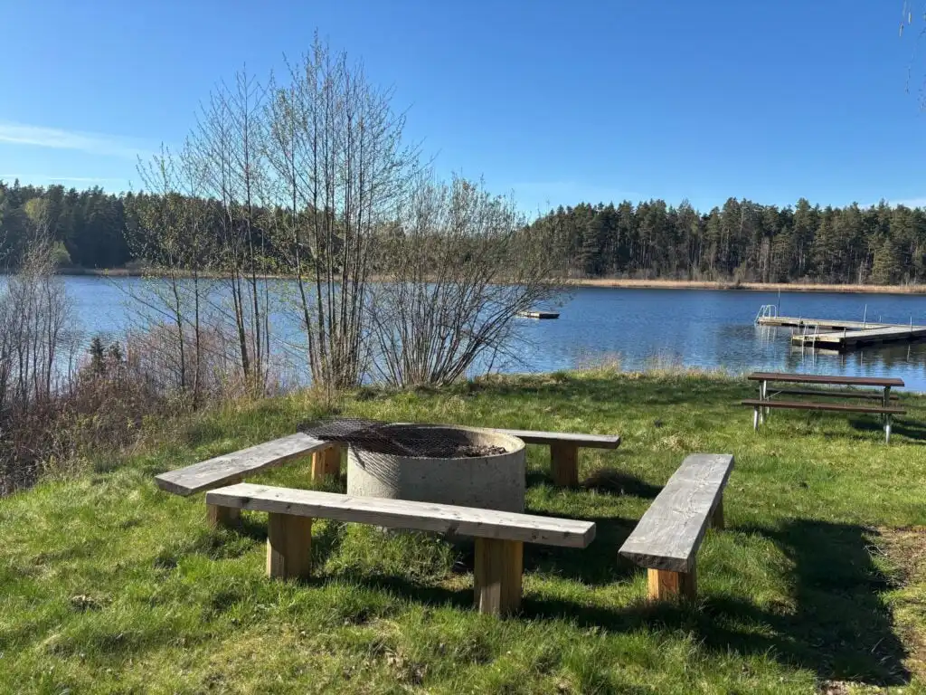 Picknickplatz am See nahe Hus Bockara in Småland