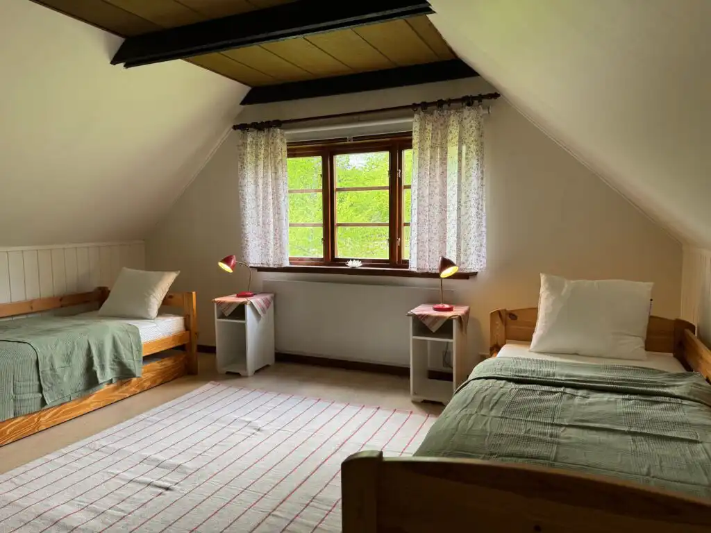 Geräumiges Schlafzimmer mit mehreren Betten – ideal für Familienurlaub in Skåne