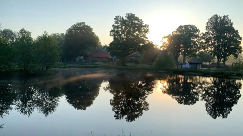 Schwimmsee in der Nähe des Chalet Hjortblick