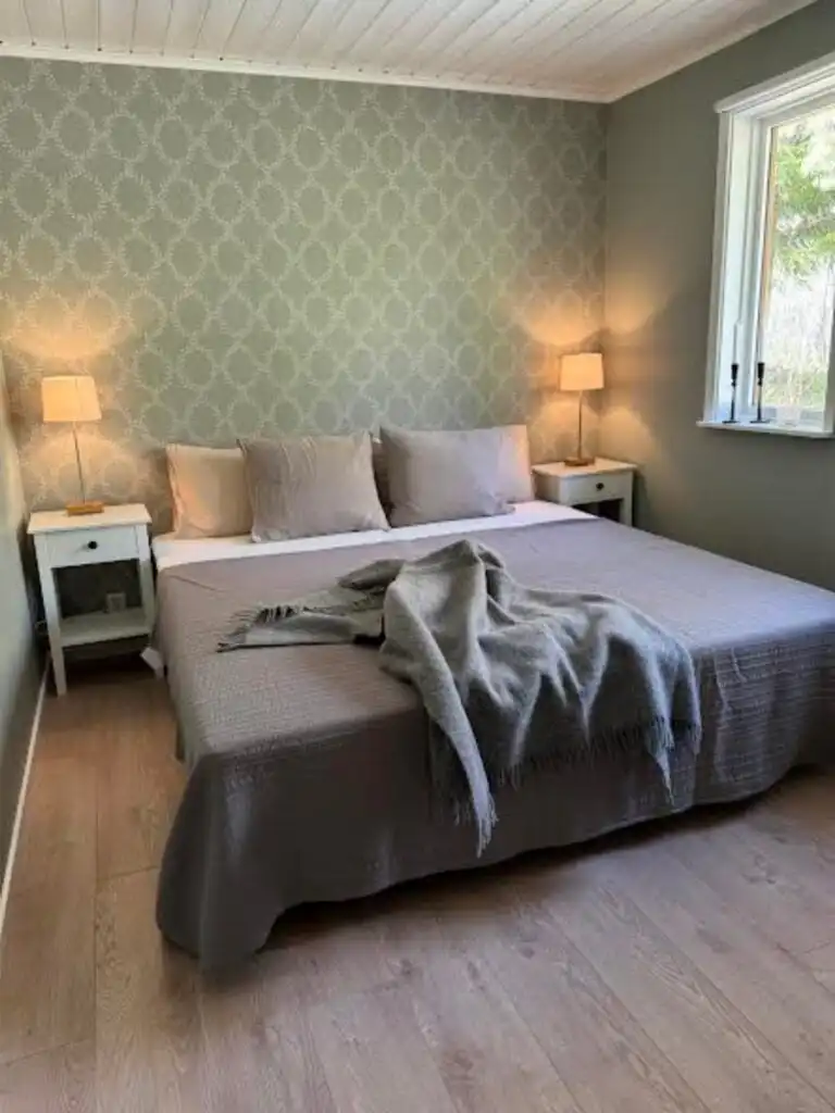 Schlafzimmer mit Doppelbett im Ferienhaus Hus Björklund in Hällefors – Ferienhaus in Schweden