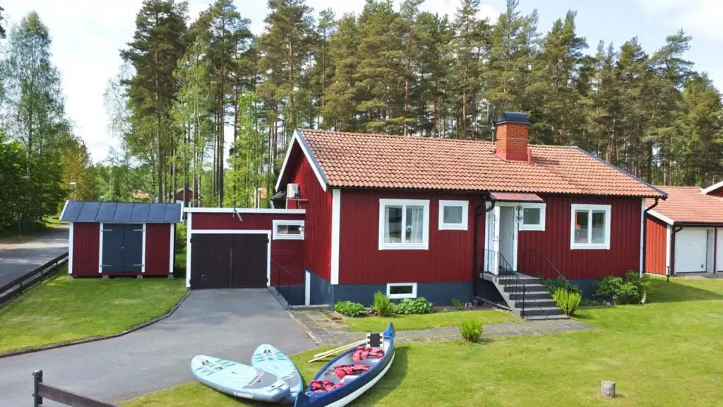 Außenansicht von Hus Bellö in Hjältevad – Ferienhaus in Småland mit Kanu inklusive