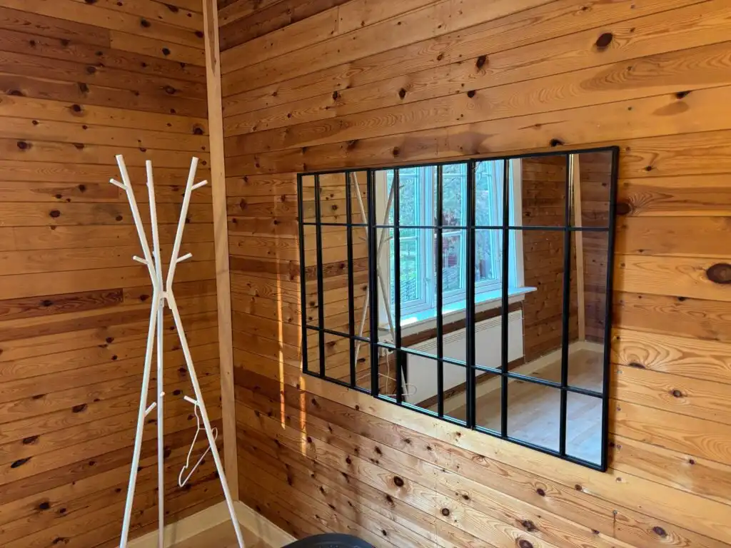 Schlafzimmer im Ferienhaus Hus Siknäs mit Holzverkleidung