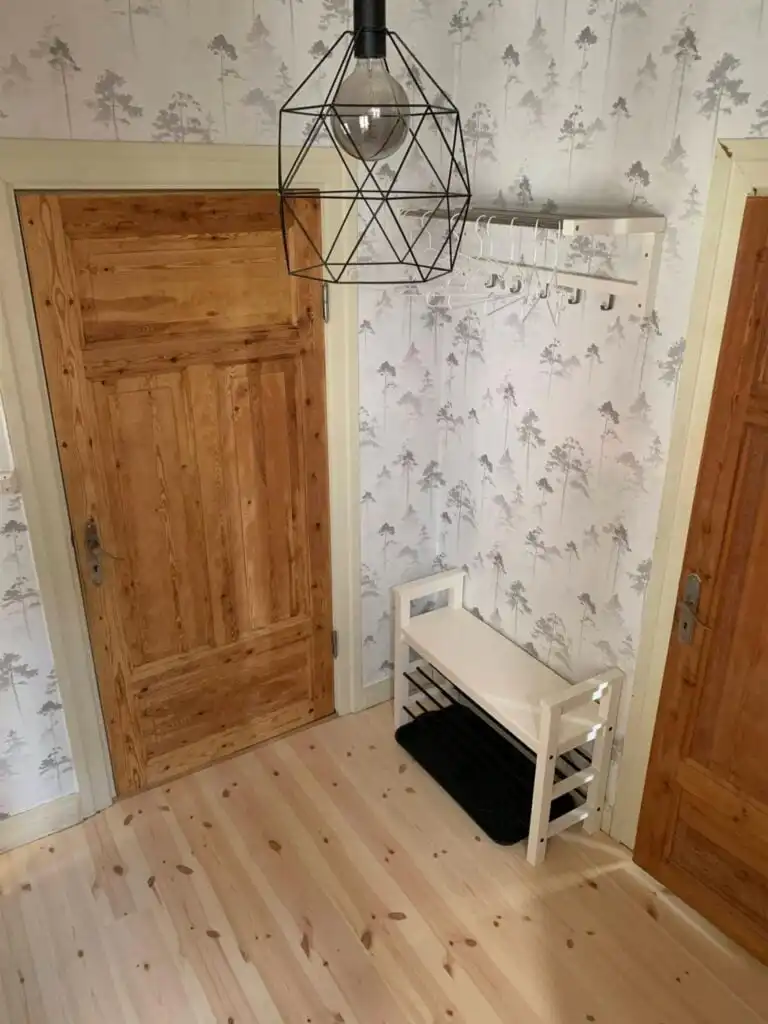 Flur im Ferienhaus Hus Siknäs mit Blick in den Wohnbereich