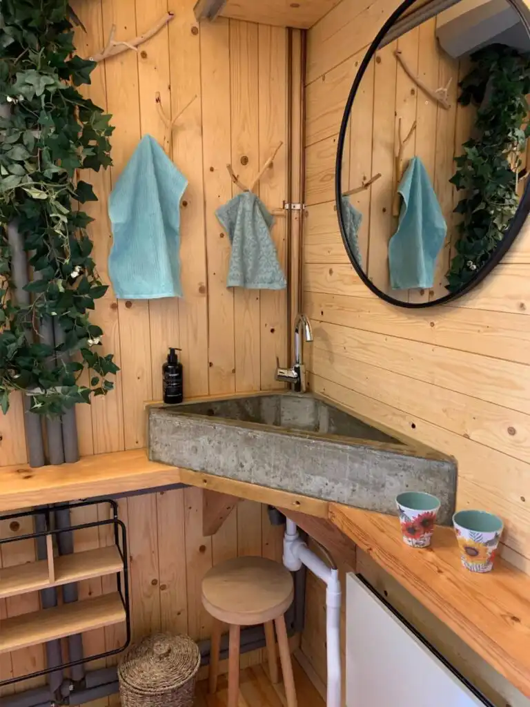 Badezimmer im Ferienhaus Hus Siknäs mit rustikalem Waschbecken