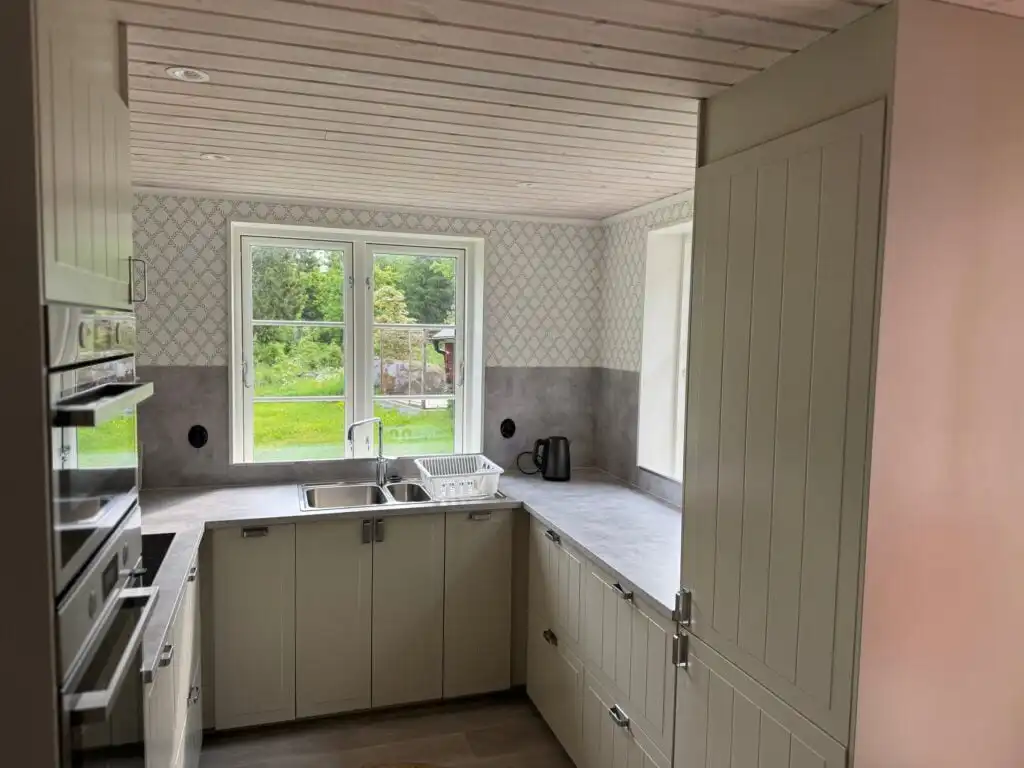 Küche mit Fensterblick im Ferienhaus Hus Hällemåla – helle Küche im Ferienhaus