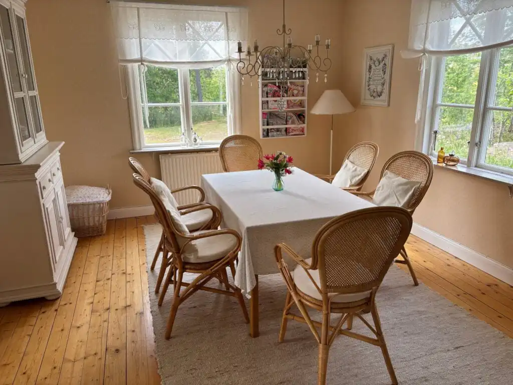 Esszimmer im stilvollen Ferienhaus Villa Berget in Småland