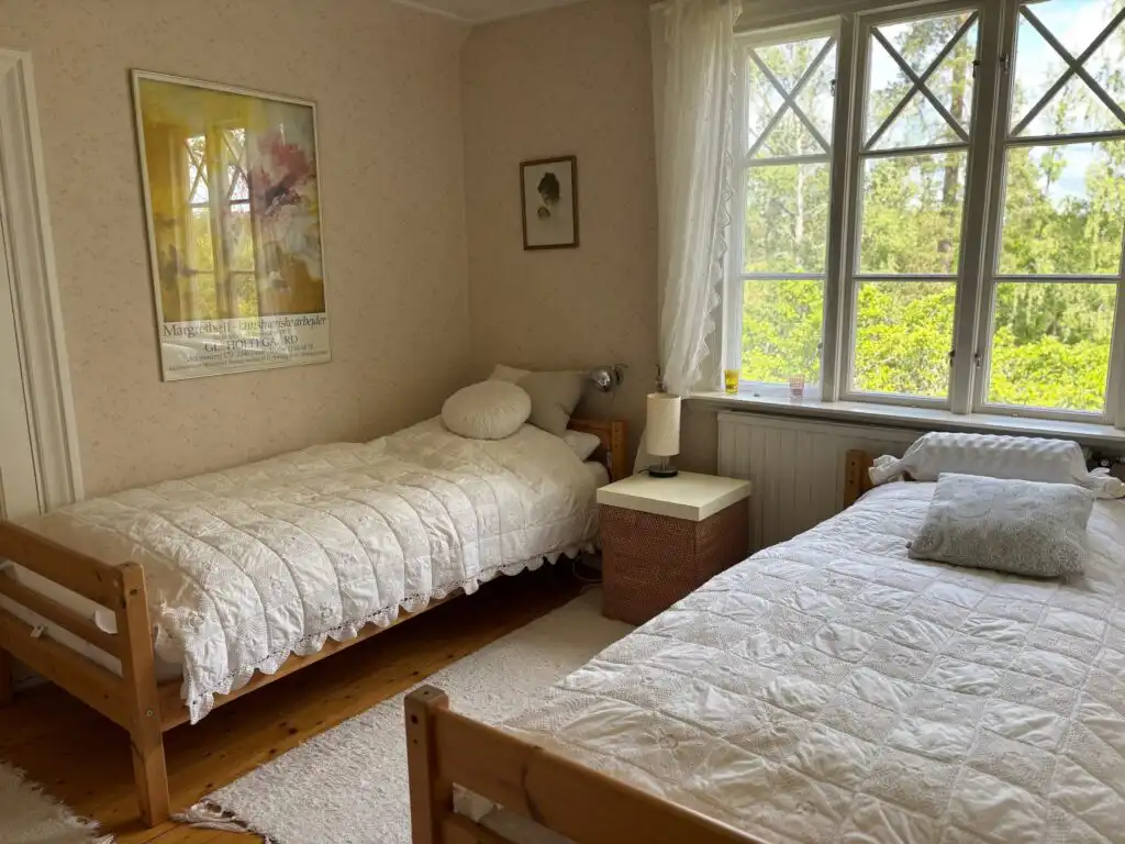 Schlafzimmer mit zwei Einzelbetten in der Villa Berget in Fröseke