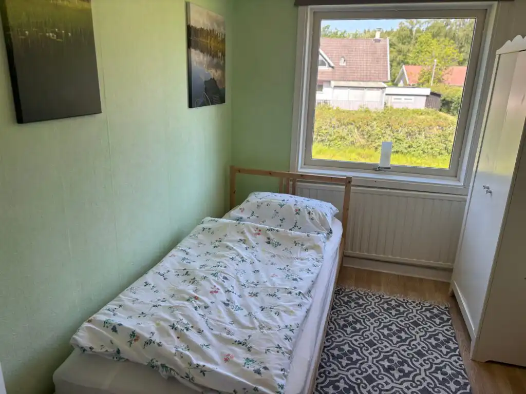 Schlafzimmer mit Einzelbett im Ferienhaus Havsörn in Kalv – Ferienhaus in Schweden nahe Gekås Ullared