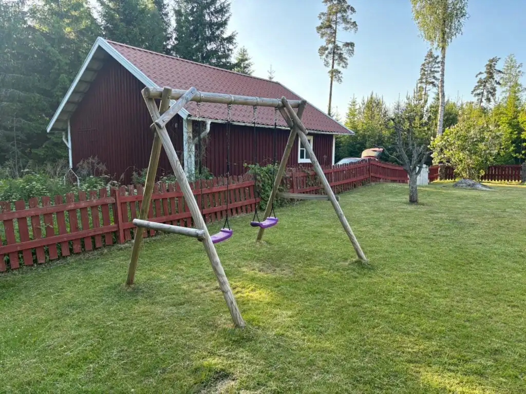 Gartenbereich rund um das Ferienhaus Hus Jorgentorp – ruhige Lage im Grünen